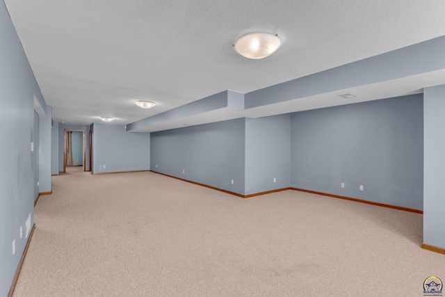 2608 SW Windermere CT, Topeka, KS 66614