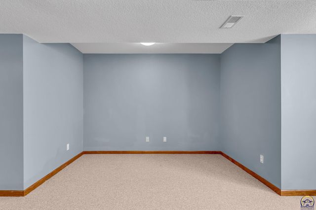 2608 SW Windermere CT, Topeka, KS 66614