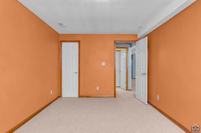 2608 SW Windermere CT, Topeka, KS 66614