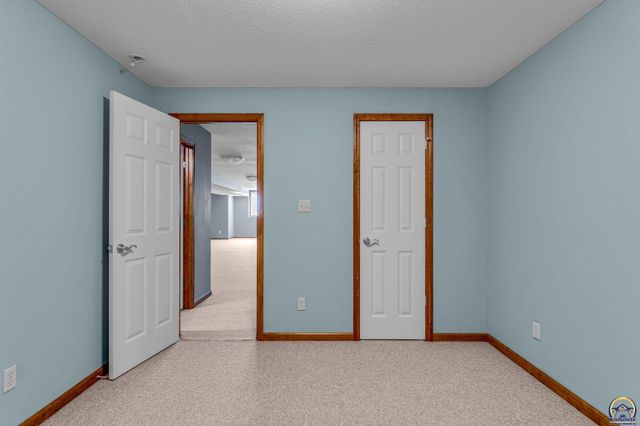 2608 SW Windermere CT, Topeka, KS 66614