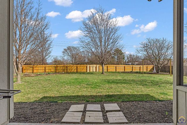 2608 SW Windermere CT, Topeka, KS 66614