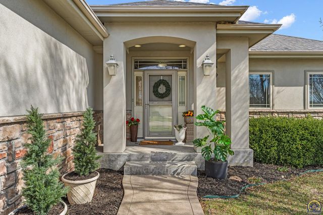 2608 SW Windermere CT, Topeka, KS 66614