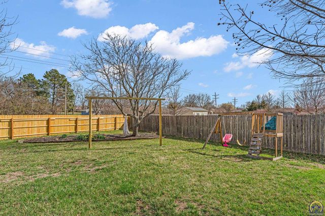 2608 SW Windermere CT, Topeka, KS 66614