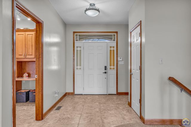 2608 SW Windermere CT, Topeka, KS 66614