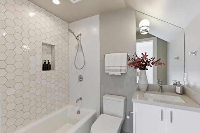 1433 Floribunda Avenue 3, Burlingame, CA 94010
