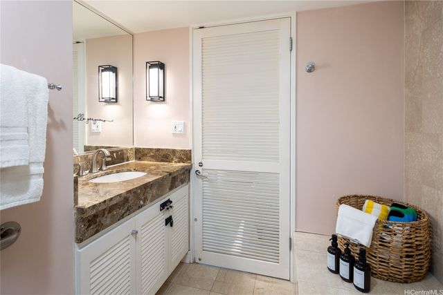 440 Olohana Street 1703, Honolulu, HI 96815