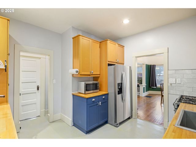 3105 Se WASHINGTON St, Milwaukie, OR 97222