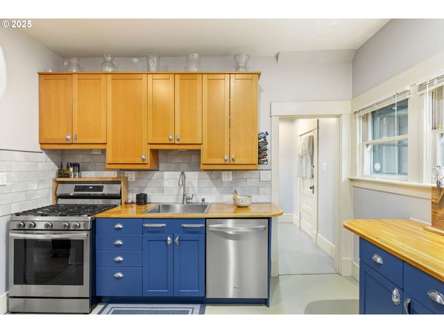 3105 Se WASHINGTON St, Milwaukie, OR 97222