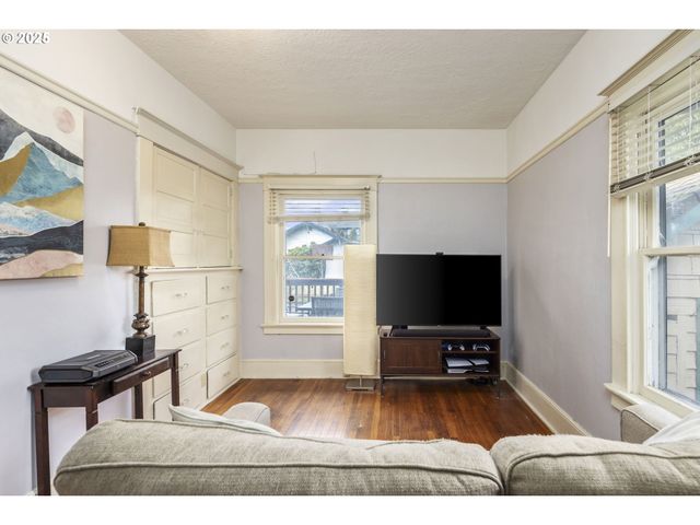 3105 Se WASHINGTON St, Milwaukie, OR 97222