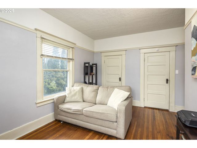 3105 Se WASHINGTON St, Milwaukie, OR 97222