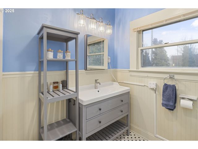 3105 Se WASHINGTON St, Milwaukie, OR 97222