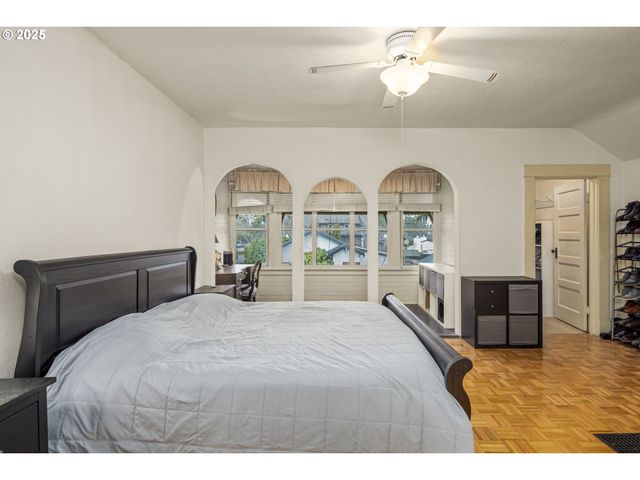 3105 Se WASHINGTON St, Milwaukie, OR 97222