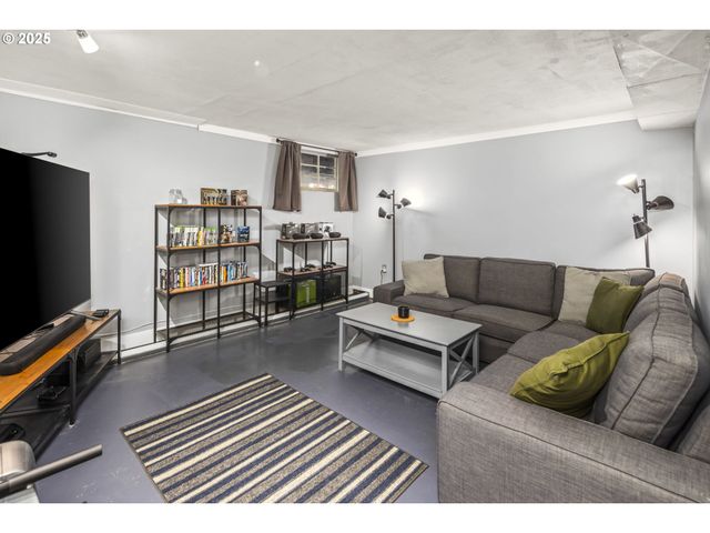 3105 Se WASHINGTON St, Milwaukie, OR 97222