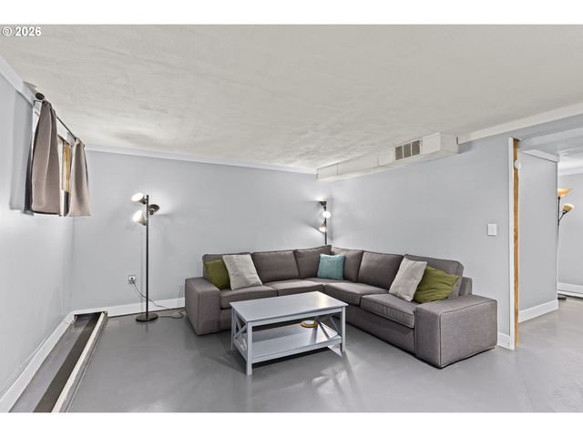 3105 Se WASHINGTON St, Milwaukie, OR 97222