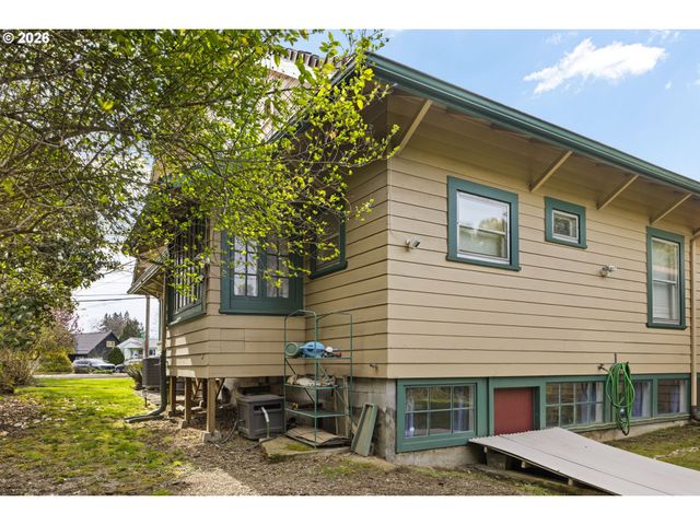 3105 Se WASHINGTON St, Milwaukie, OR 97222