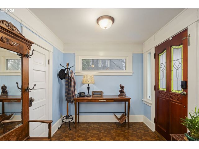 3105 Se WASHINGTON St, Milwaukie, OR 97222