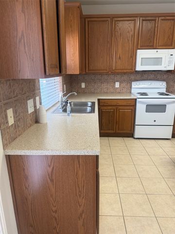 2004 Golden Oak Drive, Bedford, TX 76021