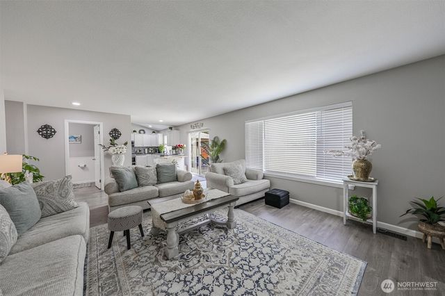 18824 Silver Creek Avenue E, Puyallup, WA 98375