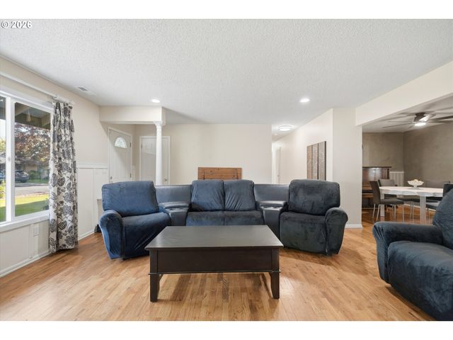 609 E SUNSET Ct, Newberg, OR 97132