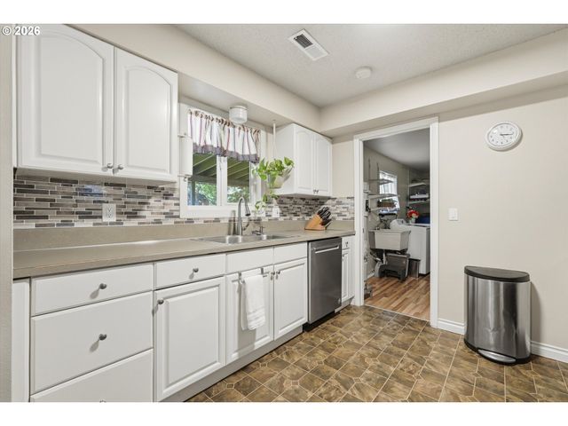 609 E SUNSET Ct, Newberg, OR 97132