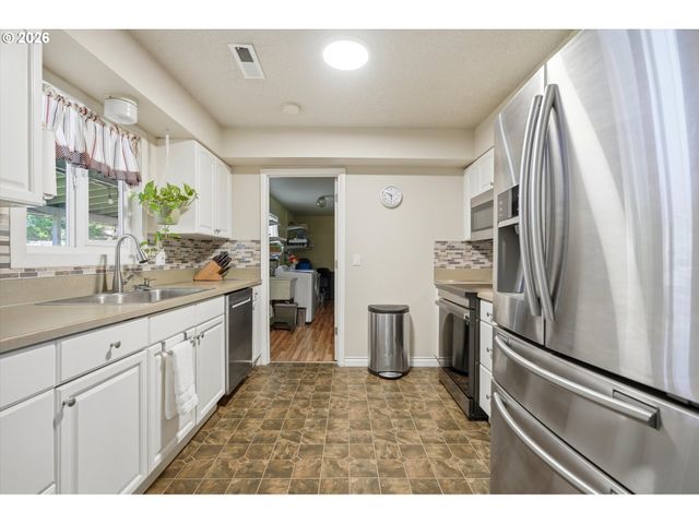 609 E SUNSET Ct, Newberg, OR 97132