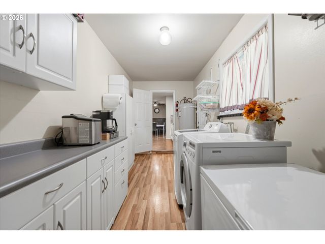 609 E SUNSET Ct, Newberg, OR 97132