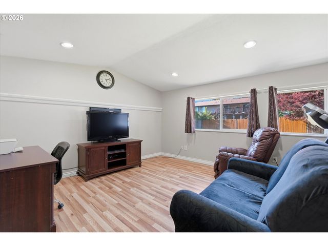 609 E SUNSET Ct, Newberg, OR 97132