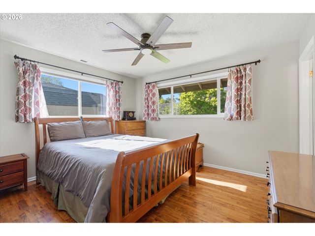 609 E SUNSET Ct, Newberg, OR 97132