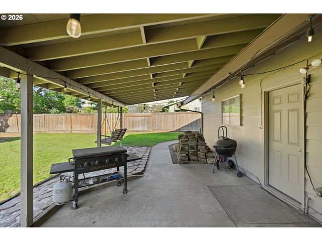 609 E SUNSET Ct, Newberg, OR 97132