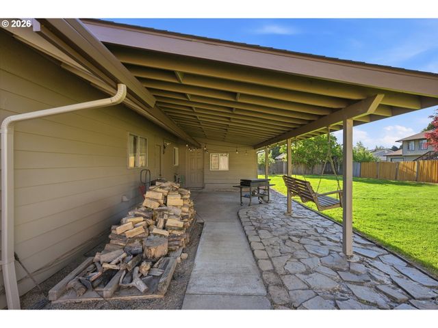 609 E SUNSET Ct, Newberg, OR 97132
