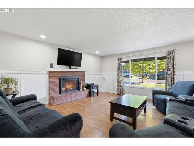 609 E SUNSET Ct, Newberg, OR 97132