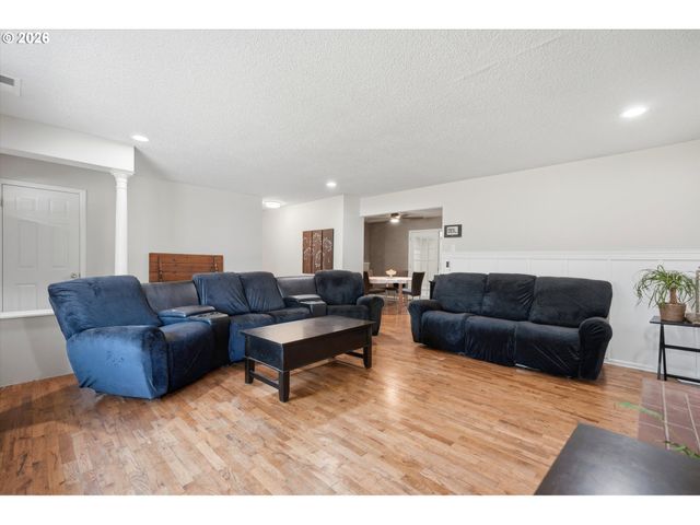 609 E SUNSET Ct, Newberg, OR 97132
