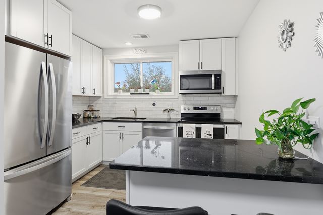 471 Raintree Court 2B, Glen Ellyn, IL 60137