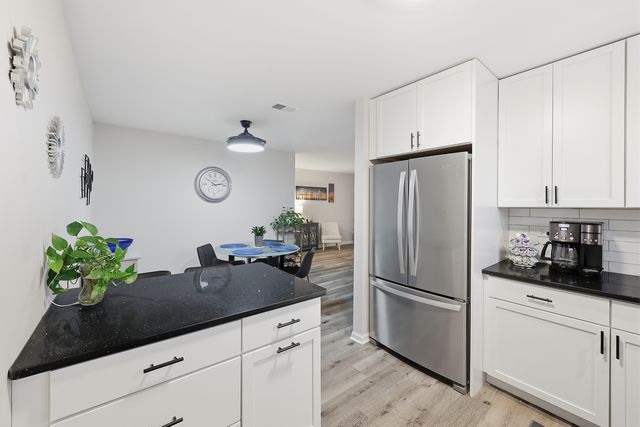 471 Raintree Court 2B, Glen Ellyn, IL 60137