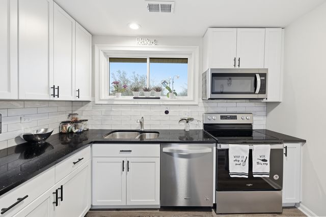 471 Raintree Court 2B, Glen Ellyn, IL 60137