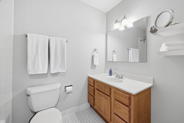 471 Raintree Court 2B, Glen Ellyn, IL 60137