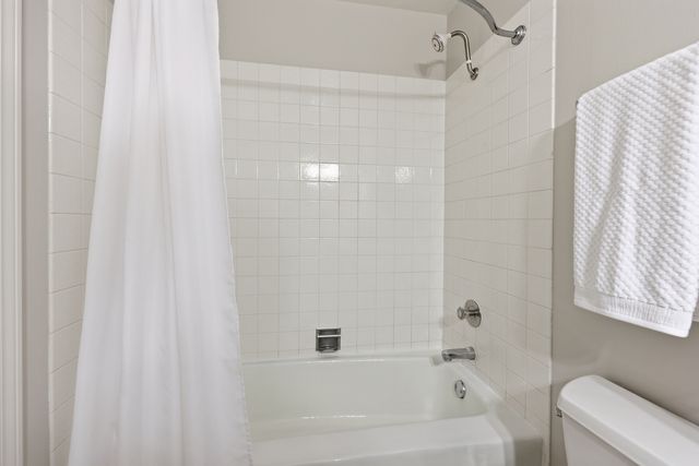 471 Raintree Court 2B, Glen Ellyn, IL 60137