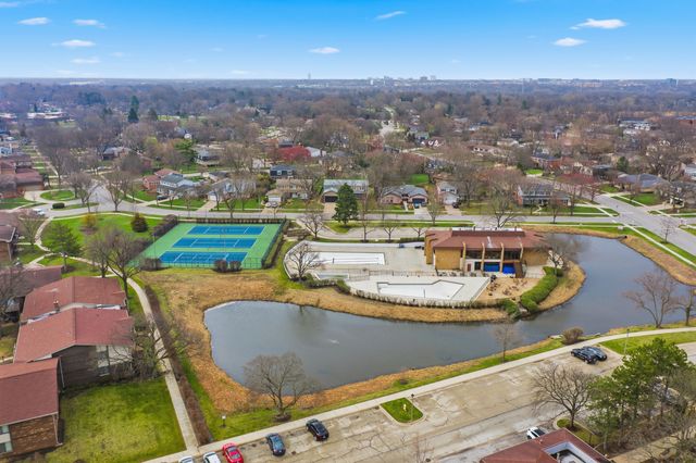 471 Raintree Court 2B, Glen Ellyn, IL 60137