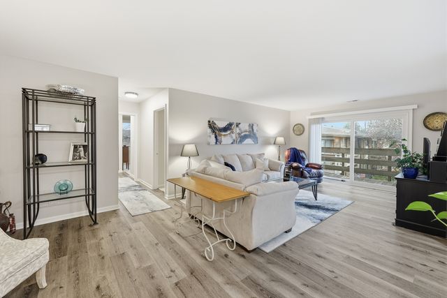 471 Raintree Court 2B, Glen Ellyn, IL 60137