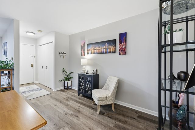 471 Raintree Court 2B, Glen Ellyn, IL 60137