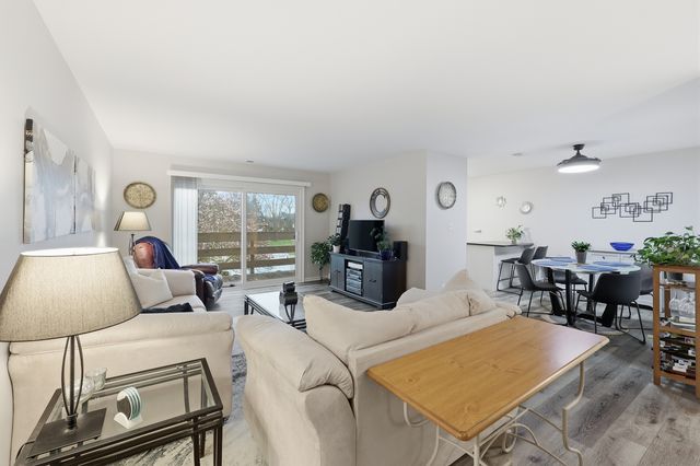 471 Raintree Court 2B, Glen Ellyn, IL 60137