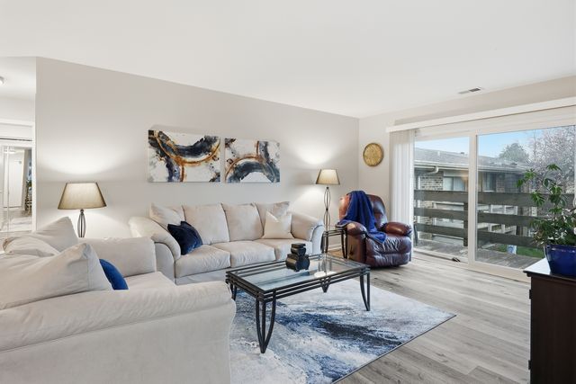 471 Raintree Court 2B, Glen Ellyn, IL 60137