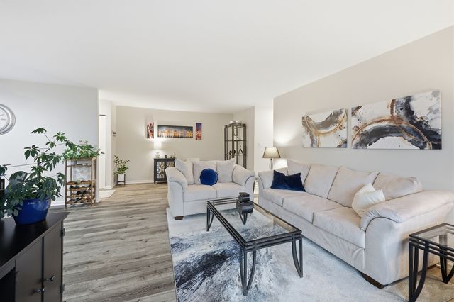 471 Raintree Court 2B, Glen Ellyn, IL 60137