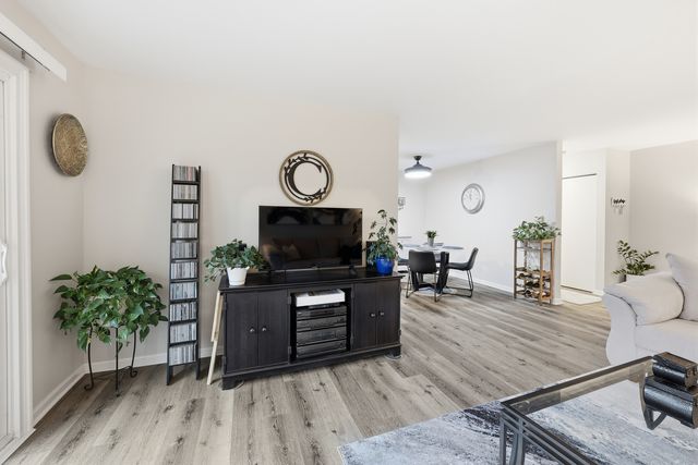 471 Raintree Court 2B, Glen Ellyn, IL 60137