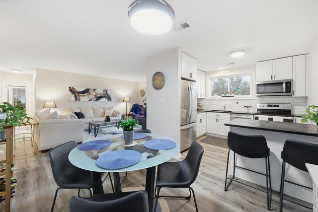 471 Raintree Court 2B, Glen Ellyn, IL 60137