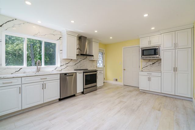 14 Blackstone Circle, Pelham, NH 03076