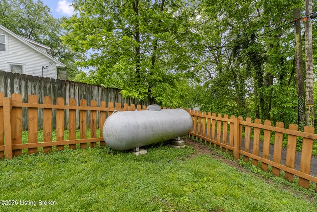 137 Eastview Dr, Taylorsville, KY 40071