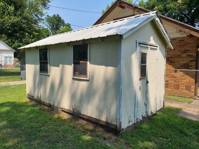 1118 E 12th Ave, Winfield, KS 67156