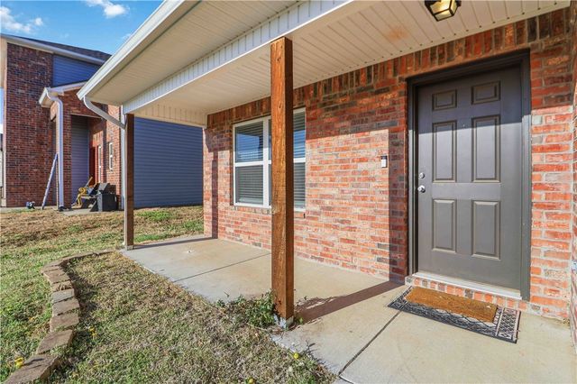 2004 S B Place, Rogers, AR 72758