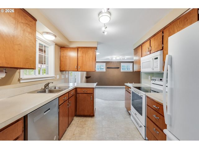 1967 ASTOR Way, Woodburn, OR 97071